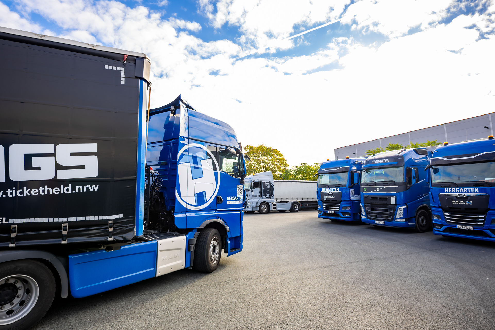 Hergarten blaue LKW-Flotte am Standort